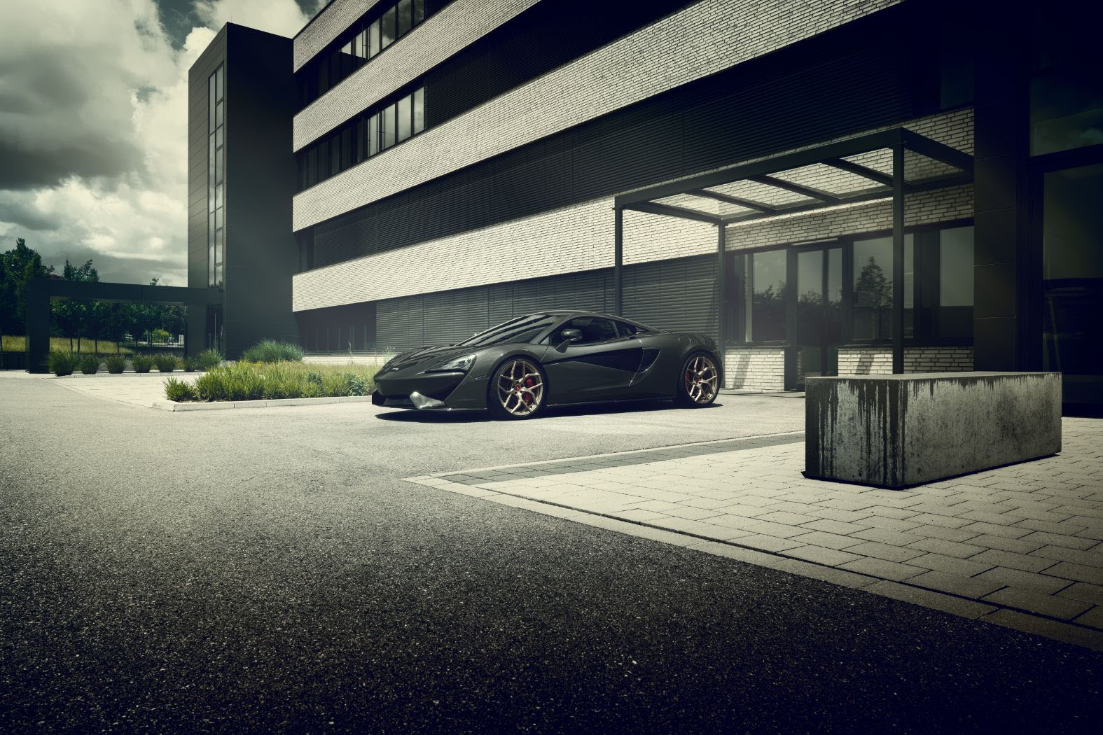 Pogea Racing’s McLaren
